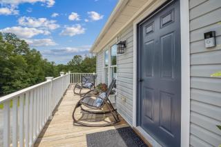 Trailblazer Lodge - Upscale, hot tub, trail, game room, wifi, fire pit, bar, pool table, king bed, view, pet friendly - 4