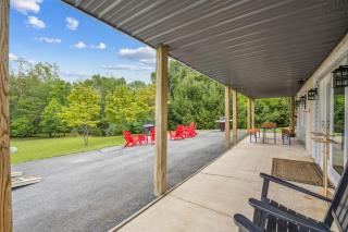 Trailblazer Lodge - Upscale, hot tub, trail, game room, wifi, fire pit, bar, pool table, king bed, view, pet friendly - 1