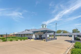 Best Western Regency Inn & Suites - 2