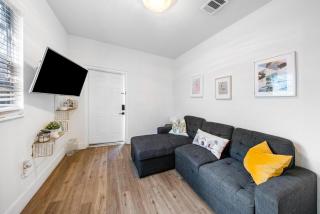 A real 1930s Art Deco flat one block from Miami Beach with free parking and a private courtyard - 4