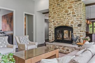 9 Acre Estate-Pool-Hot Tub-Wine Cave-20 Min to DT - 2