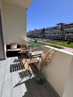 Modern, bright apartment with pool view - 8