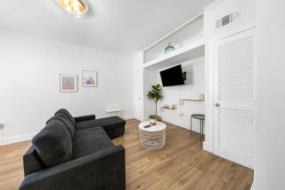 Real 1924 Art Deco one-bedroom in Mid-Beach with a courtyard patio and free reserved parking - 5