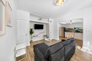 Real 1924 Art Deco one-bedroom in Mid-Beach with a courtyard patio and free reserved parking - 3