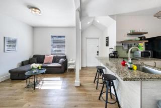 Ground-floor 1924 Art Deco one-bedroom in Mid-Beach free reserved parking one block from the sand - 9