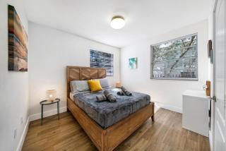 Ground-floor 1924 Art Deco one-bedroom in Mid-Beach free reserved parking one block from the sand - 6