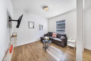 Ground-floor 1924 Art Deco one-bedroom in Mid-Beach free reserved parking one block from the sand - 5