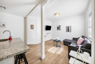 Ground-floor 1924 Art Deco one-bedroom in Mid-Beach free reserved parking one block from the sand - 1