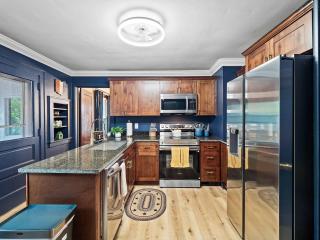 Poker-Bar-Shuffleboard-Firepit-Walkable-Sleeps 10 - 8