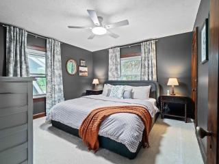 Poker-Bar-Shuffleboard-Firepit-Walkable-Sleeps 10 - 6