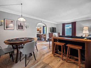 Poker-Bar-Shuffleboard-Firepit-Walkable-Sleeps 10 - 3