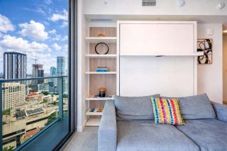 17th floor skyline retreat in Downtown Miami rooftop pool coworking lounge and self check-in - 9