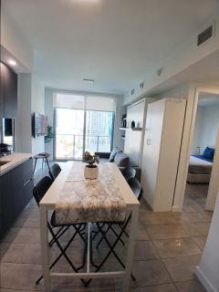 17th floor skyline retreat in Downtown Miami rooftop pool coworking lounge and self check-in - 1
