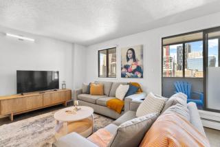 2BR City Retreat, Stampede, BMO & Free Parking - 0