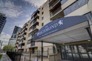 2BR City Retreat, Stampede, BMO & Free Parking - 9