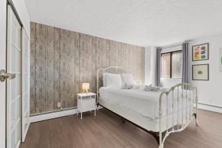 2BR City Retreat, Stampede, BMO & Free Parking - 4