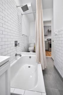 2 Bedroom Quite & Cozy Unit Next to Central Park - 1