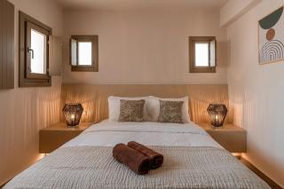 Santorini - Villa - Sleeps 5 - Pool - Parking - 7