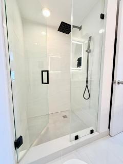 Stunning Fully Renovated Junior One -Bedroom - 3