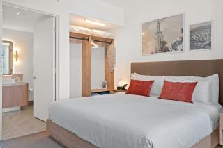 28th Floor Downtown Spacious Living & Bay Views - 1