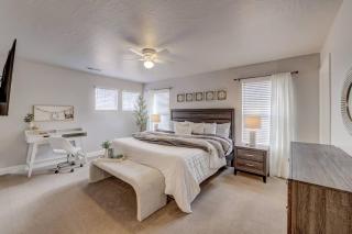 Heated Pool with Slide, Hot Tub, PickleBall - 2PM CheckOut - 4