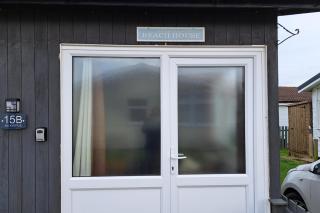 Homely 2-Bed Chalet in Bridlington - Free WiFi - 3