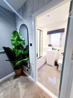 Bright 3BR + Patio - 9