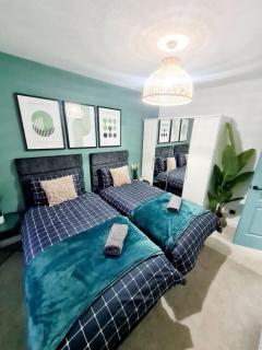Bright 3BR + Patio - 7