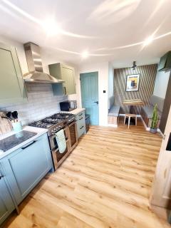 Urban 4BR house - FREE parking - 7