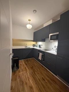 Large 4 bed flat public transport and car park - 4