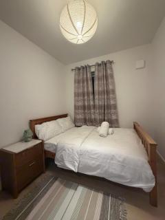 Large 4 bed flat public transport and car park - 1