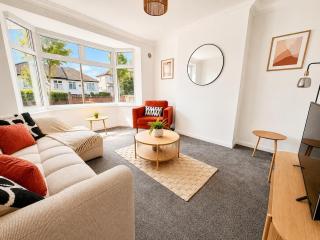 Spacious 5BR House Parking Sleeps 9 Darts - 7
