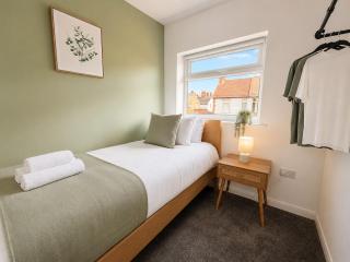 5 Bed House Parking Sleeps 9 Beeston - 3