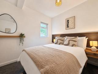 5 Bed House Parking Sleeps 9 Beeston - 4
