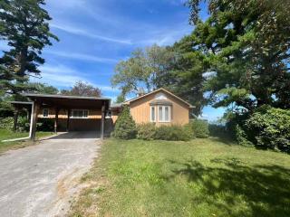 64 Lakefront Cottage Retreat 5BR, Beach & Kayaks - 4