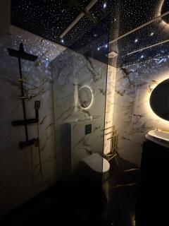 Royal Jacuzzi Apartment - 7
