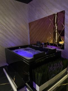 Royal Jacuzzi Apartment - 5