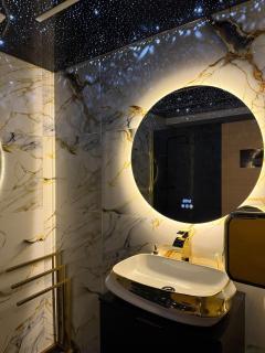Royal Jacuzzi Apartment - 1