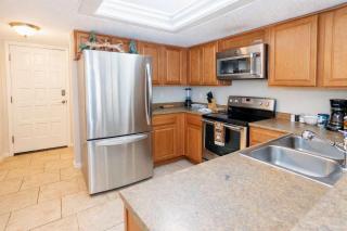 2BR Half Block to Beach Garage Heated Pool - 8