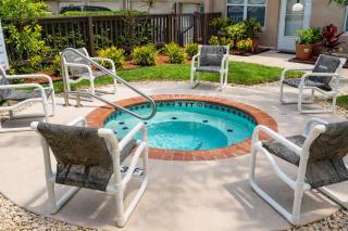 2BR Half Block to Beach Garage Heated Pool - 5