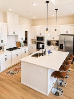 New Designer 4BR • Sleeps 8 • Near UofA & Trails - 8