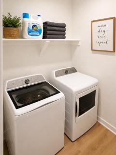 New Designer 4BR • Sleeps 8 • Near UofA & Trails - 3