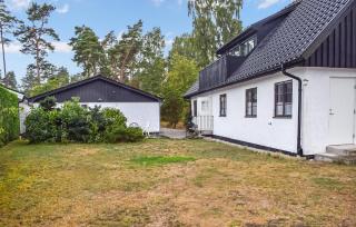 3 Bedroom Amazing Home In Borrby - 0