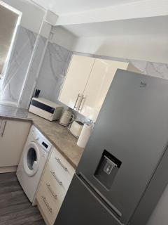Check In, Chill Out - 5 Beds, Smart TV, Fast WiFi & Free Parking -Doncaster- City Centre Links - 1