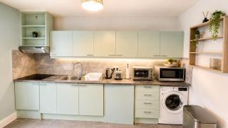 Spacious 4 Bedroom Bungalow with 2 Bathrooms with Garden and Parking in Dublin - 5