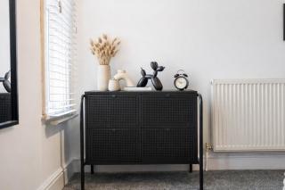 Stylish House - Close to City Centre - Self-Check-In - Free Parking, Work Space, Fast WiFi, Smart TV and Garden by Yoko Property - 4