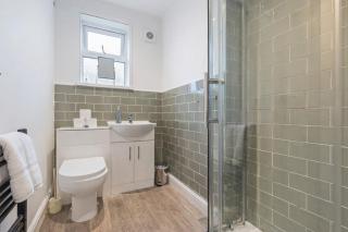 Stylish House - Close to City Centre - Self-Check-In - Free Parking, Work Space, Fast WiFi, Smart TV and Garden by Yoko Property - 3