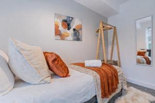 Stylish House I Close to City Centre I Self-Check-In I Free Parking I Work Space I Fast WiFi I Smart TV I Garden I By Yoko Property - 1