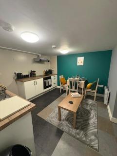 Modern 1BDR Lower Ground Flat in the Town Centre with Parking - 9