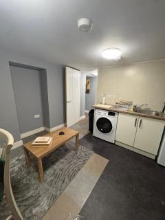 Modern 1BDR Lower Ground Flat in the Town Centre with Parking - 6